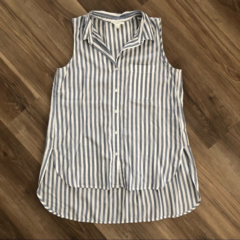 Beachlunchlounge blue and white sleeveless button down size medium